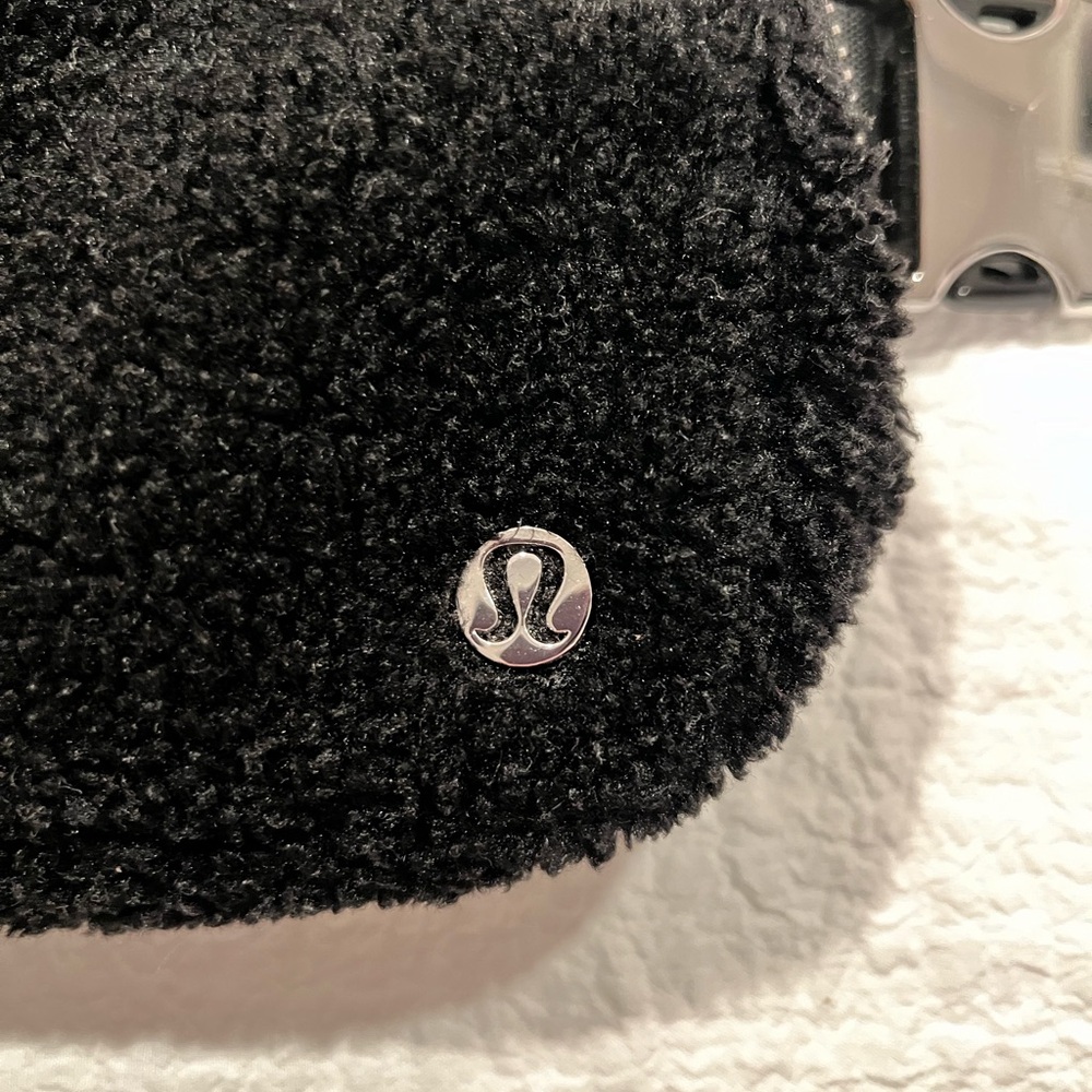 Lululemon Everywhere Fleece Belt Bag 1L - Picture 5 of 11